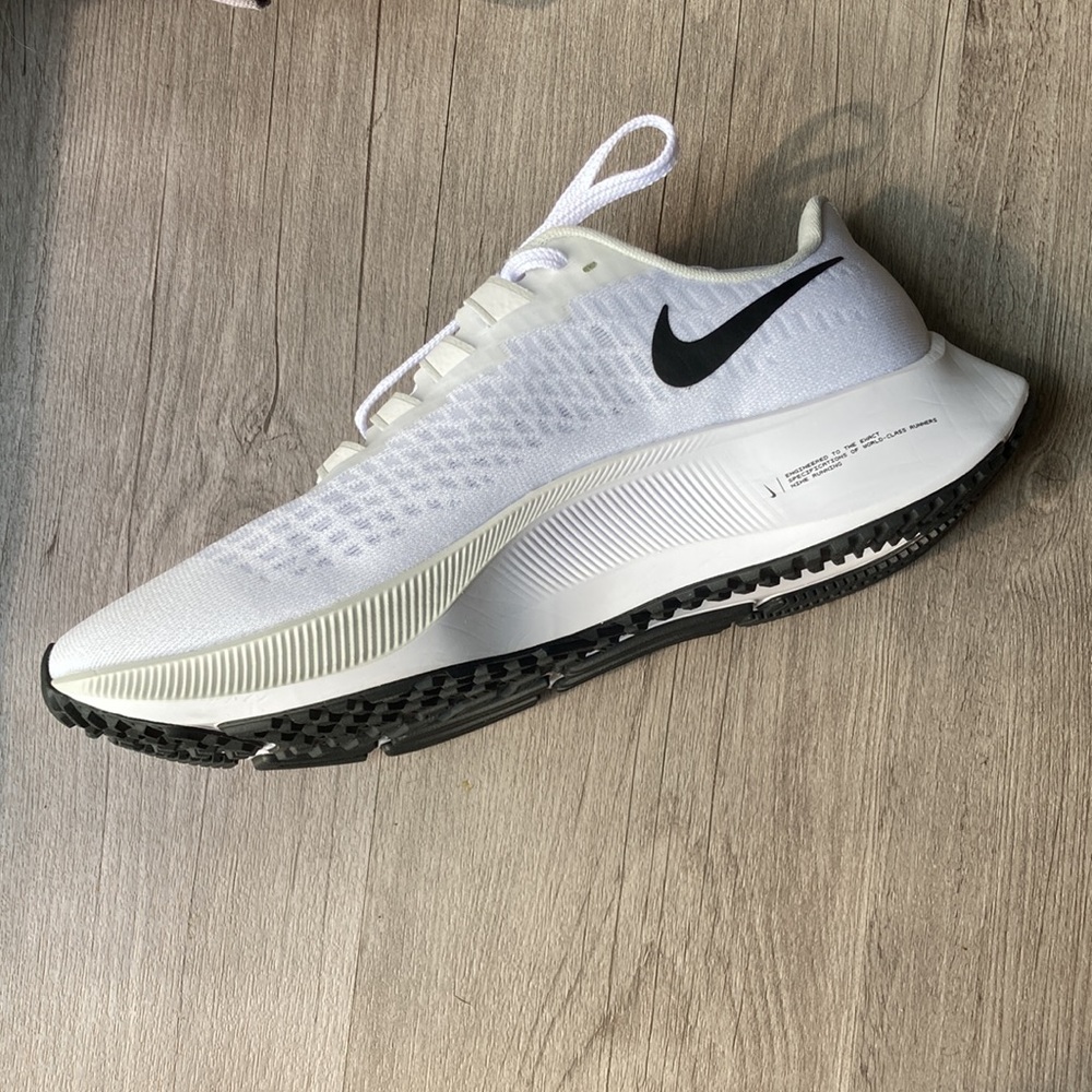 Like New Women’s Nike Air Zoom Pegasus 37 Running Shoes - Picture 15 of 16